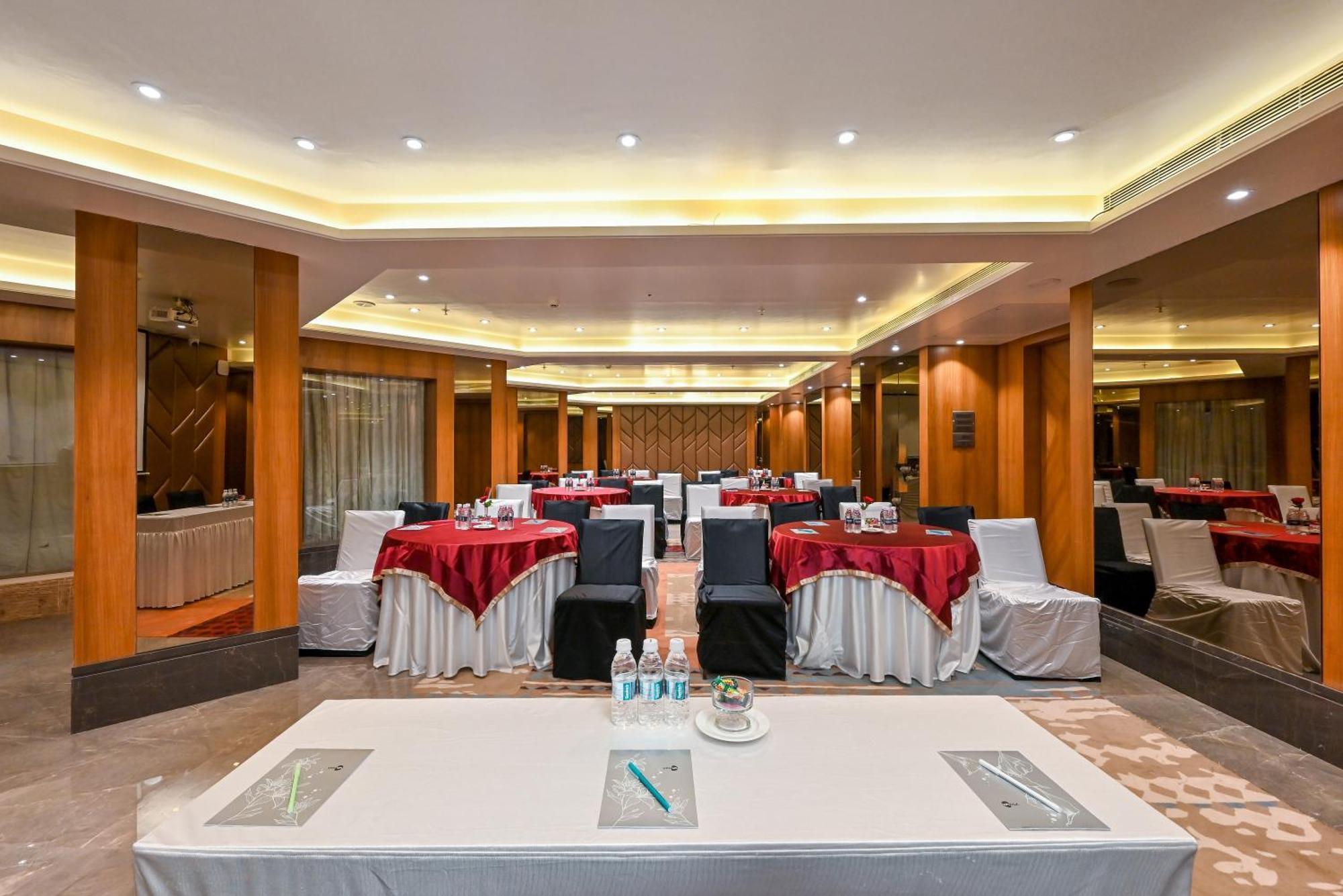 Maharaja Regency Satara Exterior foto