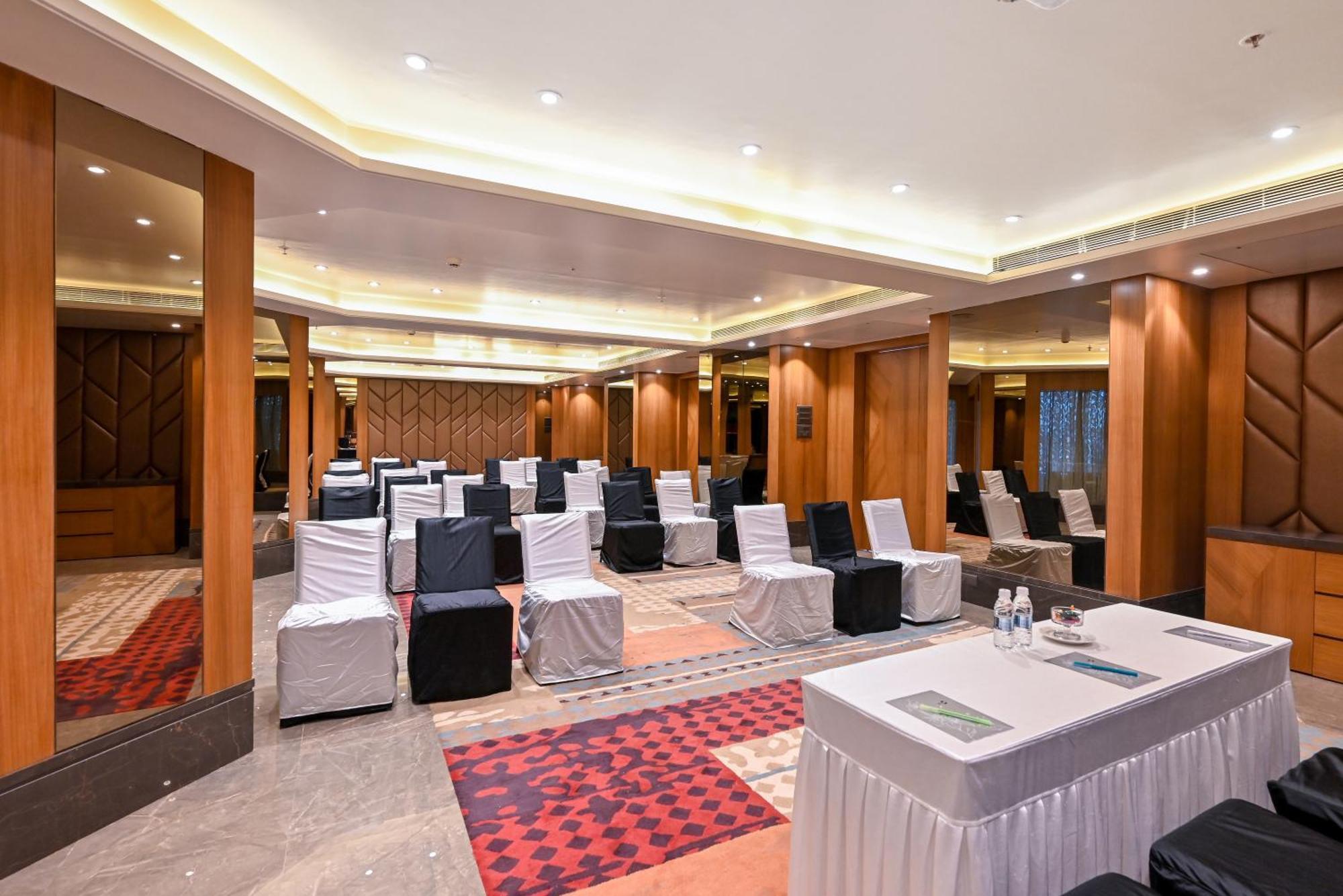 Maharaja Regency Satara Exterior foto